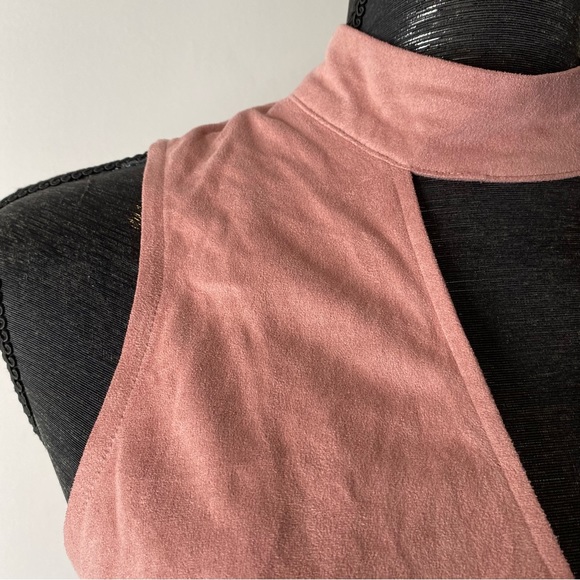 L’ATISTE Pink Faux Suede Zipper Back Crop Top - Picture 2 of 13